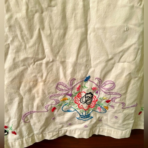 Vintage Other - VTG Embroidered linen pillowcase with basket and flowers. Queen size